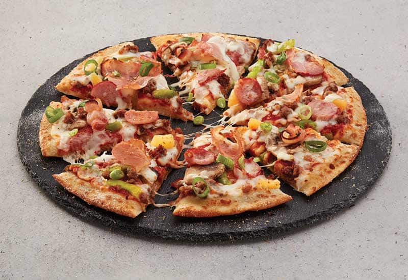 what is on a supreme pizza dominos